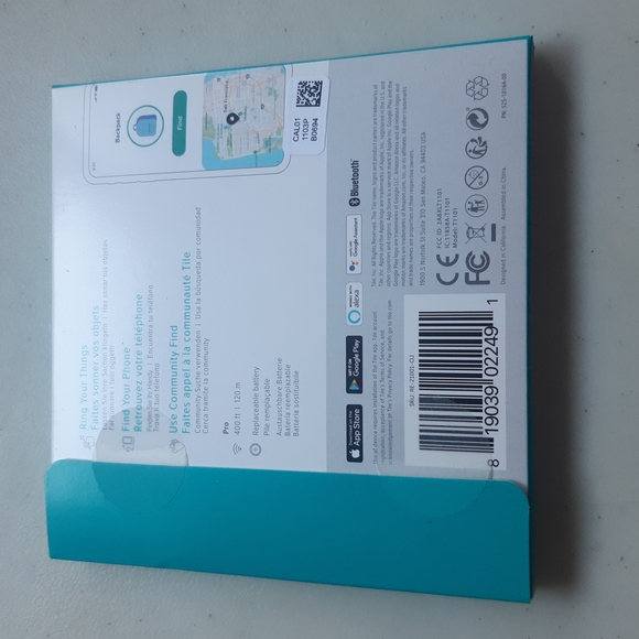 BNIB Black Geometric Tile Pro Tracker - Picture 2 of 6